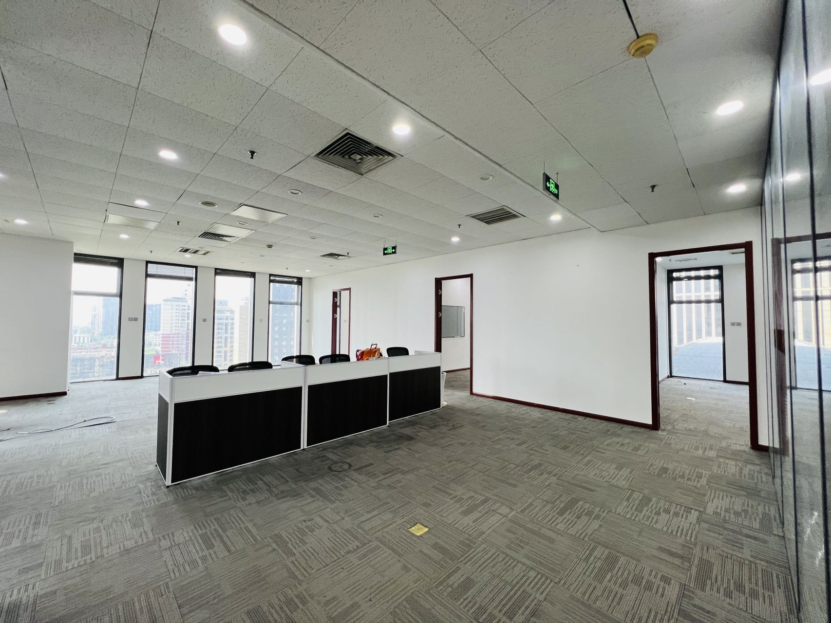 CBD万达广场328平 双面采光 正对电梯