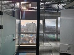 绿地中央广场办公室实景图 2
