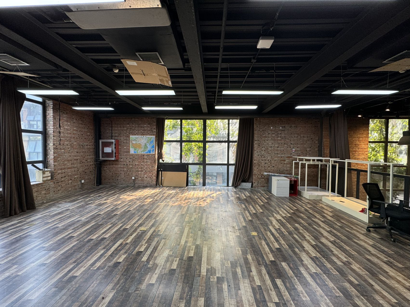 花园里685平独栋办公 地上三层