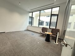 龙湖蓝海引擎办公室实景图 3