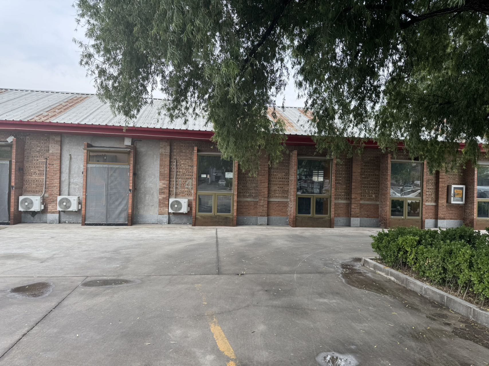 双桥老厂房变身艺术办公区，带厨房高4米空间